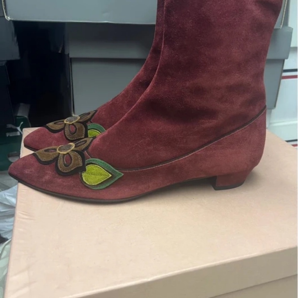 Miu Miu Red Floral Embroidered Heeled Boots - Picture 2 of 9
